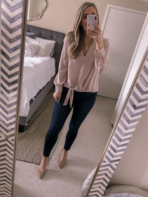 A gorgeous pink blouse with high waist skinny jeans for the office | A casual Friday office outfit #visionsofvogue #officefashion Receptionist Attire, Light Pink Blouse Outfit, Pink Blouse Outfit, Pink Blouses Outfit, Blouse Outfit Casual, Blush Tie, Layering Cami, Design Line, Office Outfit