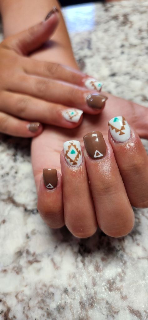 Brown and white western pattern hand painted nail art Western Acrylic Nails Oval, American Indian Nail Art, Western Rodeo Nails, Brown Turquoise Nails, Western Nails Brown, Gel Nails Western, Western Pedicure, Western Dip Nails, Nails Western Design