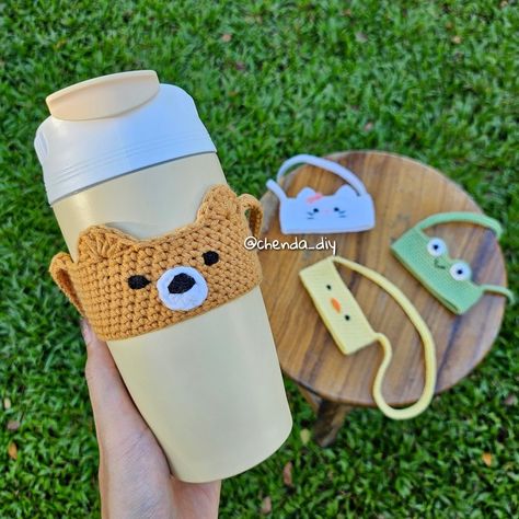 Cup Holder Crochet, Chenda Diy, Crochet Bottle Holder, Crochet Water Bottle Holder, Crochet Baby Hat Patterns, Free Crochet Bag, Yarn Accessories, Crochet Bag Tutorials, Baby Hat Patterns