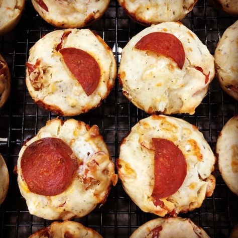 Sourdough Pepperoni Pizza Muffins | Penny's Food Blog Easy Sourdough Discard Recipes, Mini Pizza Bites, Sourdough Discard Recipes, Pizza Cupcakes, Sourdough Muffins, Pizza Cups, Recipe Using Sourdough Starter, Foccacia Bread, Pepperoni Rolls