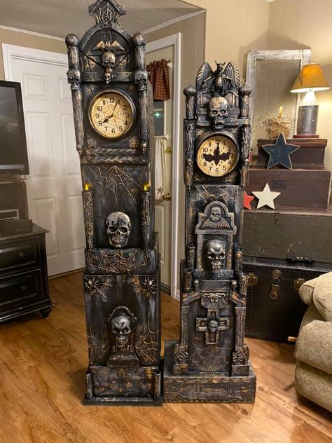 I made these clocks with cardboard boxes and dollar tree items Halloween Clock, Haunted Graveyard, Stranger Things Halloween, Classy Halloween, Dollar Tree Halloween, Halloween Props Diy, Creepy Halloween Decorations, Adornos Halloween, Scary Halloween Decorations