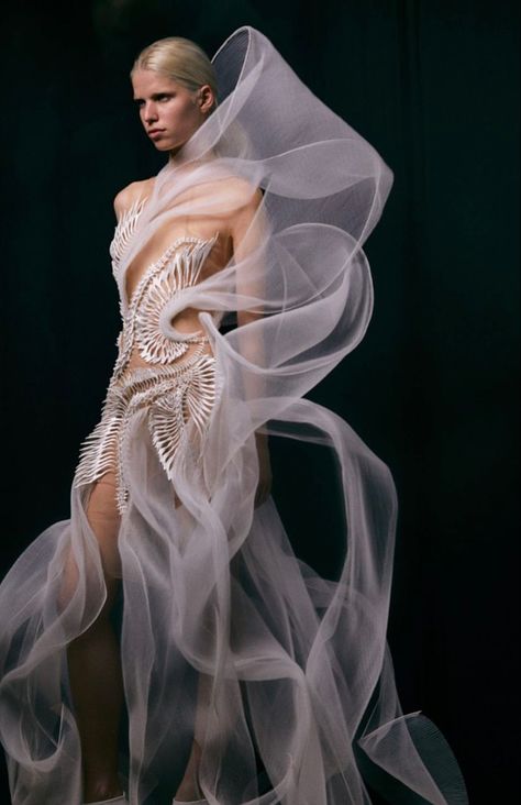 Sculptural Fashion Wearable Art, Futurism Fashion, Extreme Fashion, Conceptual Fashion, Iris Van Herpen, Futuristic Style, 3d Fashion, Futuristic Fashion, Couture Details