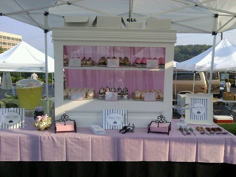 My cupcake stand at the farmers market! Bake Sale Displays, Farmers Market Stand, Farmers Market Booth, Farmers Market Display, Vendor Booth Display, Cake Stall, Bakery Display, Cupcake Stands, Vendor Booth