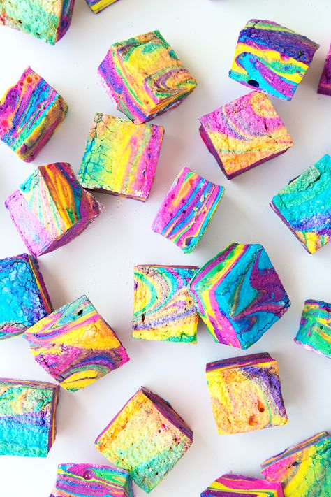 DIY Tie Dye S'mores  Try this with a vegan marshmallow recipe :) Marshmallow Cupcakes, Homemade Marshmallow Recipe, Diy Tie Dye, Flavored Marshmallows, Vegan Marshmallows, Recipes With Marshmallows, Homemade Marshmallows, Diy Tie, Rainbow Food