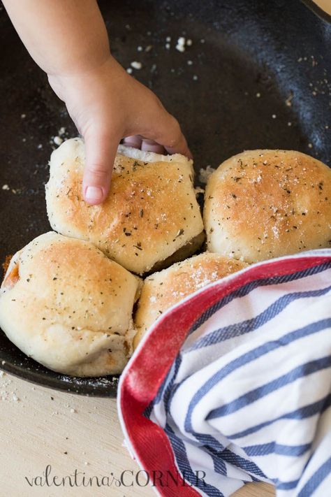 Homemade Pepperoni Rolls (Baked Piroshki) Homemade Pepperoni Rolls, Yeast Bread Rolls, Homemade Pepperoni, Homemade Pizza Rolls, Pepperoni Rolls, Cheese Baked, Making Homemade Pizza, Yeast Rolls, Easy Party Food