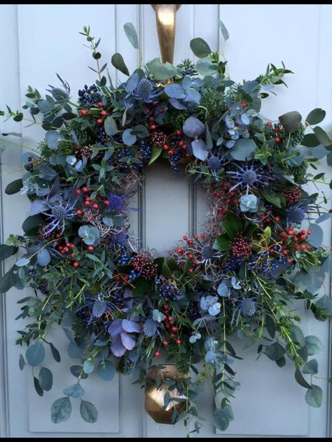 Julkransar Diy, Navidad Natural, Christmas Door Wreaths, Xmas Wreaths, Christmas Flowers, Deco Floral, Noel Christmas, Winter Wreath, Christmas Deco