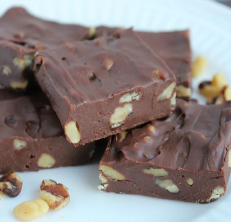 Easy 4 Ingredient Fudge - this easy fudge recipe will satisfy any chocolate craving quickly Fudge Candy, Best Fudge Recipe, Chocolate Fudge Recipe, Easy Fudge, Homemade Fudge Recipes, Resepi Biskut, Easiest Recipes, Baking Easy, Fudge Recipes Chocolate