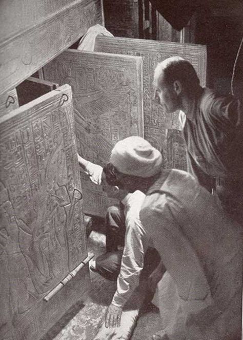 The moment Howard Carter opens the tomb of Tutankhamun Howard Carter, King Tut Tomb, Starověký Egypt, Rare Historical Photos, Valley Of The Kings, Ancient Origins, Tutankhamun, King Tut, Egyptian History