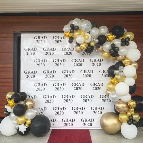 Graduation Backdrops For Pictures, Graduation Backdrop, Grad Ideas, Kids Graduation, Balloon Arches, Rainbow Balloons, Graduation Ideas, Graduation Decorations, Graduation Photos