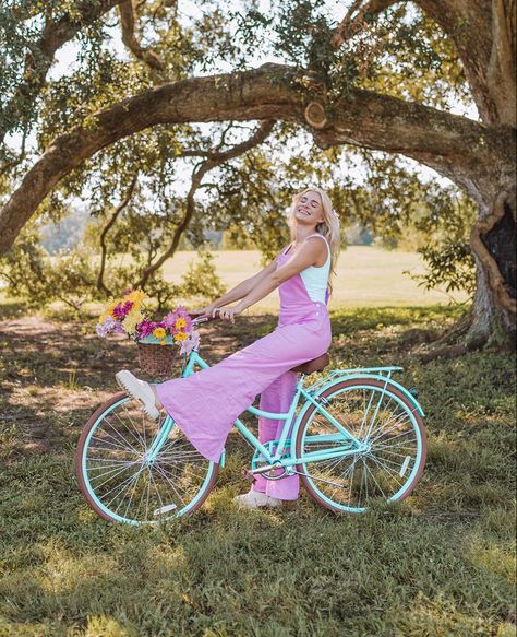 Bicycle Photoshoot, Girl Pink Aesthetic, Picnic Photo Shoot, Bicycle Photography, Park Photoshoot, Fairytale Photoshoot, It Girl Aesthetic, Senior Photoshoot Poses, Picnic Photoshoot