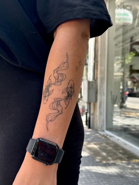 Japanese tattoo koi fish tattoo on arm Around Arm Tattoo, Tato Minimal, Wrap Tattoo, Petite Tattoos, Koi Fish Tattoo, Fish Tattoo, Small Hand Tattoos, Small Tattoos For Guys, Discreet Tattoos