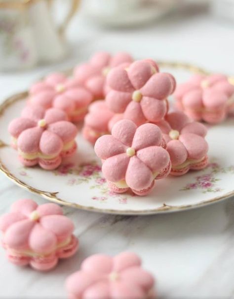 Flower Shaped Desserts, Floral Pastries, Flower Pastries, Macaroon Designs, Macaroons Flowers, Cute Macaroons, Cute Baking Ideas, Spring Macarons, Flower Flavored Macarons