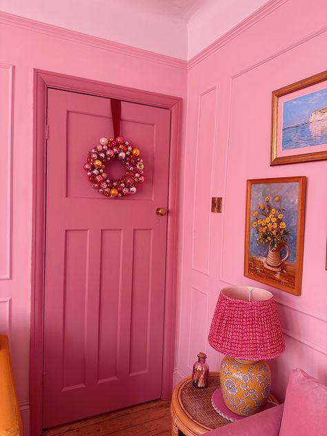 Pink living room - second hand, traditional, vintage, colourful interiors Goddess Bedroom, Colorful Condo, Pink Entryway, Colourful Interiors, Hall Colour, Eclectic Homes, Pink Living Room, Pastel House, Red Decor