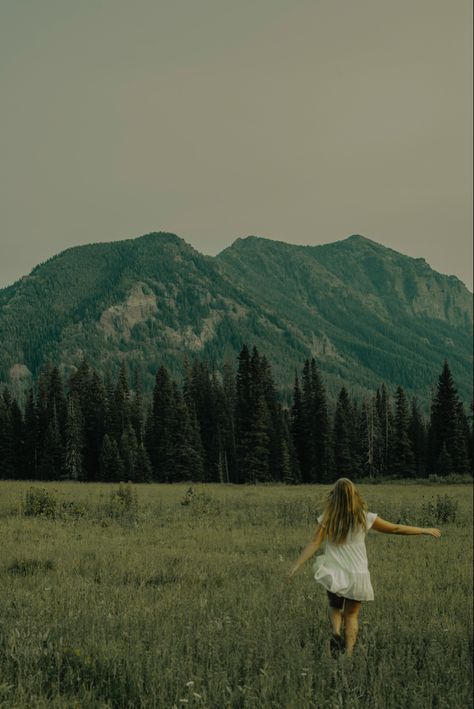 Woman In Mountains Photography, State Park Photoshoot Ideas, Nature Photography Women, Fall Photoshoot Mountains, Poses In The Mountains, Photography Mood Board Photo Shoots, Seattle Senior Pictures, Senior Picture Mountain Ideas, Alaska Senior Pictures