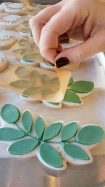 Eucalyptus Royal Icing Cookies, Eucalyptus Cookies Decorated, Royal Icing Leaves, Biscuit Icing, Texture Techniques, Floral Cookies, Cookie Gram, Icing Ideas, Crazy Cookies