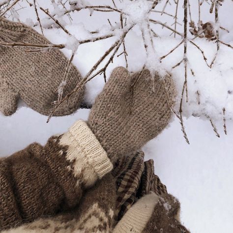 Calico And Twine, Snow Clothes, Winter Cottage, Paper Snowflakes, Flowers Bloom, My Coffee, Vintage Winter, Winter Aesthetic, Winter House