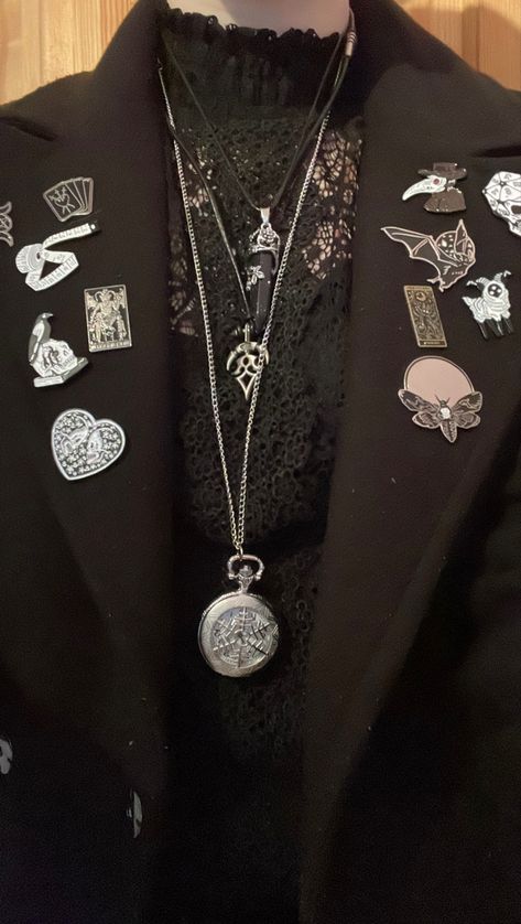 Romantic Goth Aesthetic, Pearl Necklace Outfit, Victorian Vampire, Vampire Goth, Necklace Outfit, Victorian Goth, Badass Style, Sorry Not Sorry, Not Sorry