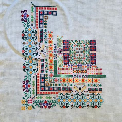 Isabelle Raymond (@izabeille1) posted on Instagram: “Secret Summer Garden Labyrinth par Carolyn Manning Design sur toile Aida Charles Craft 14ct avec les fils DMC recommandés. 30 minutes par…” • Jun 5, 2022 at 1:21pm UTC Hand Embroidered Jewelry, Folk Design, Cross Stitch Rose, Needlepoint, Cross Stitch Embroidery, Embroidered Friendship Bracelet, Hand Embroidered, Embroidery Stitches, Needlework