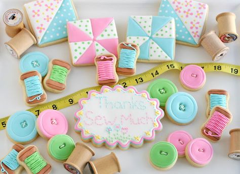 Glorious Treats » Sewing and Quilt Cookies Quilt Cookies, Button Cookies, Naked Cakes, Pretty Cookies, Beautiful Desserts, Creative Cookies, Beautiful Cookies, Cookie Inspiration, Iced Cookies