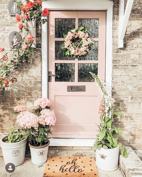 Front Door Brown House, Light Brick House, Light Brick House Exterior, Future House Exterior, Acorn Cottage, Brick House Exterior, Green Doors, Cottage Pink, Pink Front Door