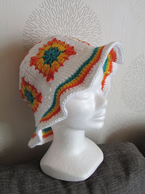 Crochet granny bucket hat in cotton with a dominance of white, green, orange and dark yellow. Head circumference: 60cm Total height: 22cm Border height: 5cm Crochet Orange Bucket Hat, Granny Bucket Hat, Crochet Granny Square Hat, Christmas Bucket Hat, Bucket Hat Outfits, Bob Crochet, Crochet Loom, Granny Square Bucket Hat, Summer Bucket Hat