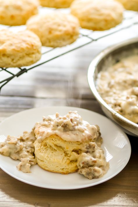 Sausage Gravy and Biscuits Easy White Gravy, Gravy And Biscuits Recipe, Homemade White Gravy, White Gravy Recipe, Gravy And Biscuits, Sausage Gravy And Biscuits, Biscuits And Gravy Casserole, Slow Cooker Recipes Pork, Good Gravy