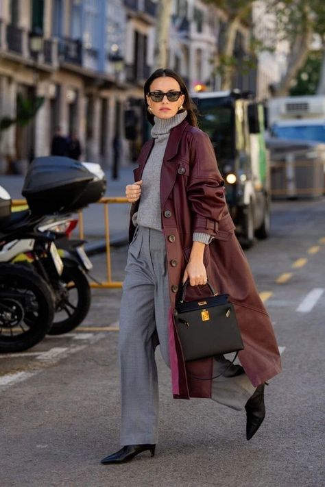 Burgundy Coat Outfit, Burgundy Trench Coat, Winter Coat Outfits, Burgundy Outfit, Trench Coat Outfit, Trendy Street Style, Grey Outfit, Fashion 101, Coat Outfits