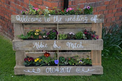 Pallet Welcome Sign, Diy Wedding Signs Wood, Wedding Pallet, Pallet Wedding Signs, Farmers Market Wedding, Diy Rustic Wedding, Wedding Sign Decor, Wedding Welcome Board, Pallet Wedding