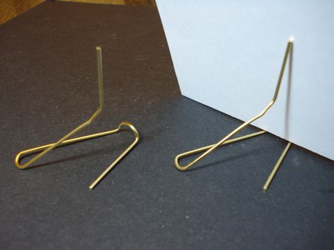 They turned a paper clip into an easel....Clever! Card Making Tips, Craft Show Displays, Card Making Techniques, Card Tutorials, Craft Organization, Deco Table, Colored Paper, Craft Tutorials, Scrapbook Cards