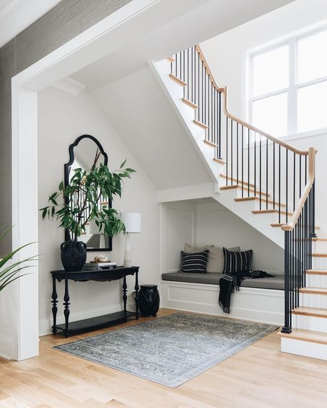 Shabby Chic Apartment Decor, Cozy Coastal Living Room, Black Entryway Table, Under Staircase, Staircase Railing, Trim Ideas, Kitchen Shelf Decor, Beautiful Entryways, Railing Ideas