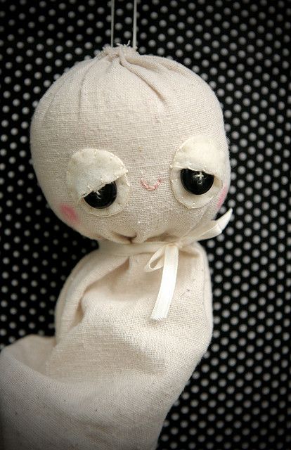 cute little ghost. Diy Halloween Doll, Ghost Plushie, Ghost Doll, Handmade Animals, Zombie Dolls, Halloween Sewing, Little Ghost, Halloween Decorating, Halloween Doll