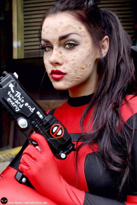 A fantastic homage to deadpool by Youtuber and gamer extraordinaire Shiveeejam (Follow her on Facebook here.) Just love these awesome latex blisters she applied to her face, it really gives an added depth to the outfit! [ShiveeeJam] Female Marvel Cosplay, Deadpool Cosplay, Lady Deadpool, Rule 63, Marvel Cosplay, Fantasias Halloween, Amazing Cosplay, Best Cosplay, Cosplay Outfits