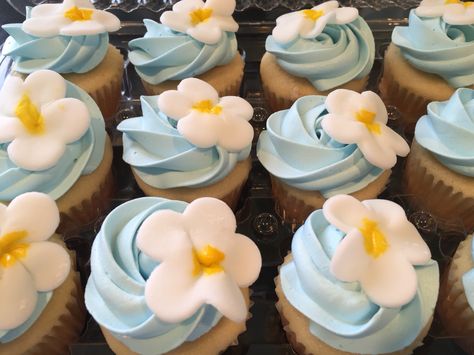 Luau Themed Cupcakes..  Shop rite cupcakes with edible flowers on top Hawian Theme Cupcakes, Cupcake With Flowers On Top, Stitch Themed Cupcakes, Hawaiian Themed Cupcakes, Luau Deserts, Flower Themed Cupcakes, Luau Cupcake Ideas, Aloha Cupcakes, Luau Dessert Table