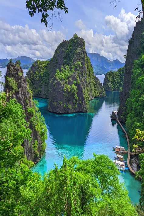 Famous views of the Philippines. The Kayangan Lake view deck on Coron Island, Philippines offers one of the most stunning views you'll ever see. Beautiful Place In Philippines, Philippines Scenery, Philippines Landscape, Kayangan Lake, Coron Philippines, Coron Palawan Philippines, Philippines Island, Culture Project, Philippines Palawan