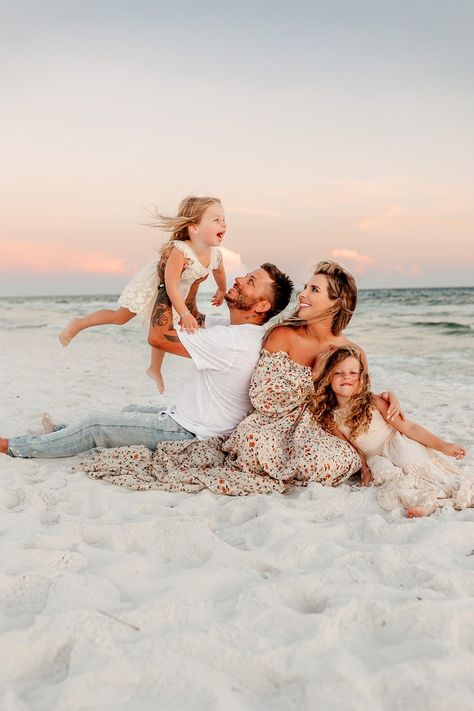 Family — Brianna Merritt Photography Outfit Colors For Beach Pictures, Holiday Beach Family Photos, Beach Family Shoot Outfit Ideas, Beach Shoot Outfit Ideas, Family 4 Beach Pictures, Beach Family Poses Ideas, Beach Christmas Photos Family, Family Beach Session Poses, Florida Beach Family Photos