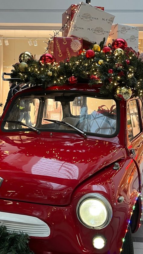 Christmas Car Wallpaper, Little Red Truck Christmas Decor, Red Background Iphone, Best Christmas Destinations, Car Decoration Ideas, Christmas Cars, Holiday Iphone Wallpaper, Winter Christmas Scenes, Christmas Destinations