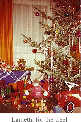 Lametta Christmas tree ByGone Christmases 70s 1970 Christmas, Bad Christmas, 1970s Christmas, Vintage Christmas Party, Childhood Christmas, Christmas Nostalgia, 70s Christmas, Tinsel Christmas, Vintage Christmas Photos