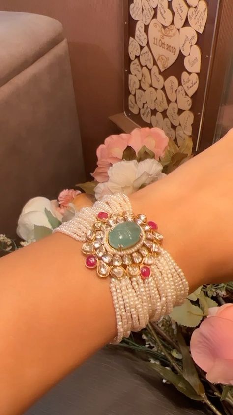 https://www.instagram.com/reel/CZ8X9NCAcFd/?igshid=MDJmNzVkMjY= Beaded Wedding Jewelry, Diamond Jewlery, Unique Gold Jewelry Designs, Pearl Bracelet Gold, Fancy Jewelry Necklace, Diamond Wedding Jewelry, Pearl Jewelry Design, Diamond Necklace Designs, Bride Jewelry