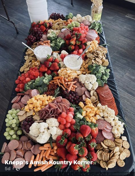 Small Grazing Table, Cheese Plate Presentation, Grazing Table Ideas, Grad Party Food, Baby Shower Party Food, Charcuterie Table, Charcuterie Board Meats, Charcuterie Appetizers, Graduation Food