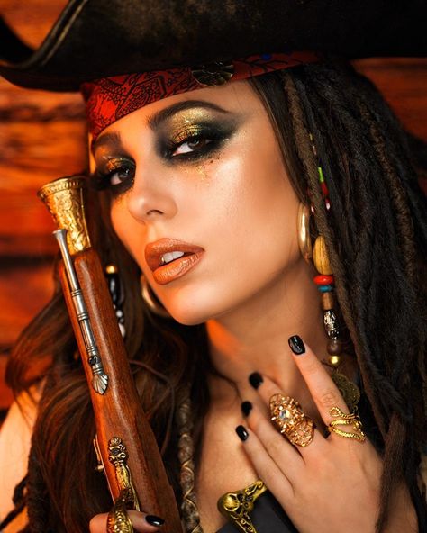 Woman Jack Sparrow Costume, Womens Jack Sparrow Costume, Make Up For Pirate Woman, Woman’s Pirate Costumes, Jack Sparrow Costume Women Diy, Girl Jack Sparrow Costume, Pirate Queen Makeup, Pirate Female Makeup, Female Captain Jack Sparrow