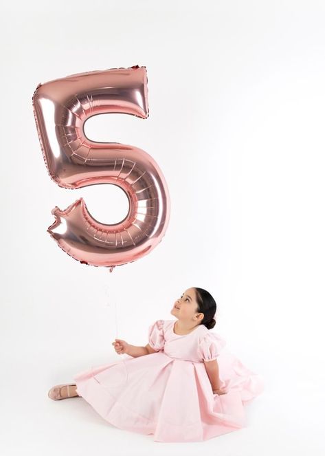 5th Birthday Photoshoot Ideas, Number Balloons Photoshoot, Pocahontas Birthday Party, Baby Birthday Photoshoot, Alice In Wonderland Tea Party Birthday, Birthday Room Decorations, 5th Birthday Party Ideas, 4th Birthday Cakes, Christmas Photo Booth