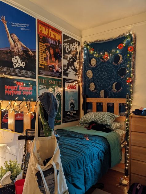 Aesthetic dorm room with fairy lights College Rugs Dorm Ideas, Uiuc Dorm Room Ideas, Dorm Room Inspo Colorful, Dorm Maximalist, Vintage Dorm Room Aesthetic, Dorm Room Vibes, Funky Dorm Room Ideas, Fun Dorm Decor, Dark College Dorm