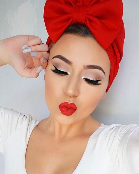 Maquillage Pin Up, Silver Makeup, Christmas Makeup Look, Holiday Makeup Looks, Glitter Liner, Red Lip Makeup, Winter Makeup, Holiday Makeup, Trendy Makeup