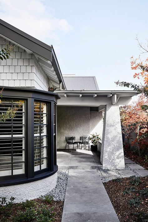 A Californian Bungalow for Melbourne by Mim Design | est living California Bungalow Exterior, 1930 Bungalow, Californian Bungalow, Mim Design, California Bungalow, Bungalow Renovation, Bungalow Exterior, Exterior Color Schemes, Bungalow Style