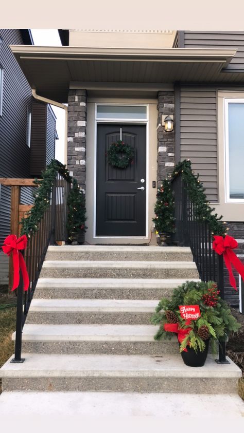 #christmas #christmasdecor #frontporchdecor #garland Outdoor Stairs Christmas Decor, Stairs Christmas Decor, Front Porch Stairs, Stairs Christmas, Outside Stairs, Front Porch Steps, Porch Stairs, Porch Christmas Decor, Front Porch Christmas