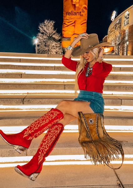 Western Outfits Black Women Party, Cowgirl Cute Outfits, Cowgirl Concert Outfits Summer, Rock N Roll Western Style, Red Nfr Outfit, Western Bday Outfit, Texas Glam Outfit, Boots In The Park Concert Outfit, White Cowgirl Hat Outfit