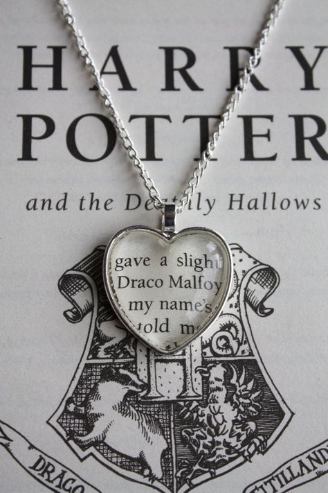 Draco Malfoy heart necklace...iOh, you could make this with any of their names! Malfoy Family, Harry Potter Jewelry, Tom Felton Draco Malfoy, Albus Dumbledore, Harry Potter Love, Tom Felton, Martin Freeman, Harry Potter Fantastic Beasts, Harry Potter Fan