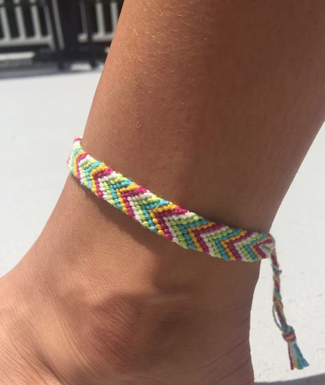 Chevron Friendship Bracelets, Diy Bracelets With String, String Bracelet Patterns, Braided Bracelet Diy, Friendship Bracelet Patterns Easy, Cute Friendship Bracelets, Homemade Bracelets, Macrame Bracelet Patterns, Bracelet Inspo