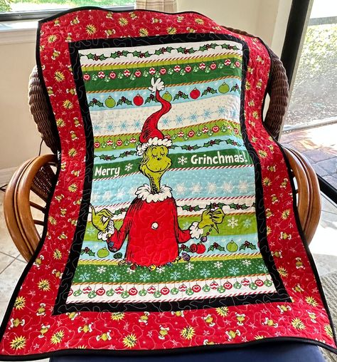 Grinch Quilt, Stripes Quilt, Grinch Christmas Decorations, Christmas Quilt Patterns, Merry Grinchmas, Green Flannel, Striped Quilt, Winter Quilts, Green Dot