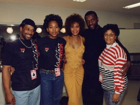 Whitney's brother Michael Houston, friend Robyn Crawford, Houston, brother Gary Houston and Ellen "Aunt Bae" White pose backstage in a photo seen in the documentary. Robyn Crawford, Whitney Houston Young, Whitney Houston Pictures, Black Celebrities, Whitney Houston, Black Excellence, Black Is Beautiful, Pop Music, Ny Times